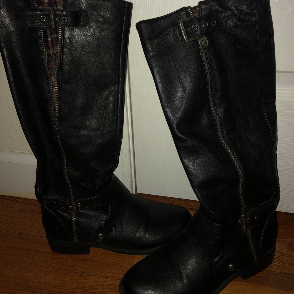 Black leather GUESS boots
